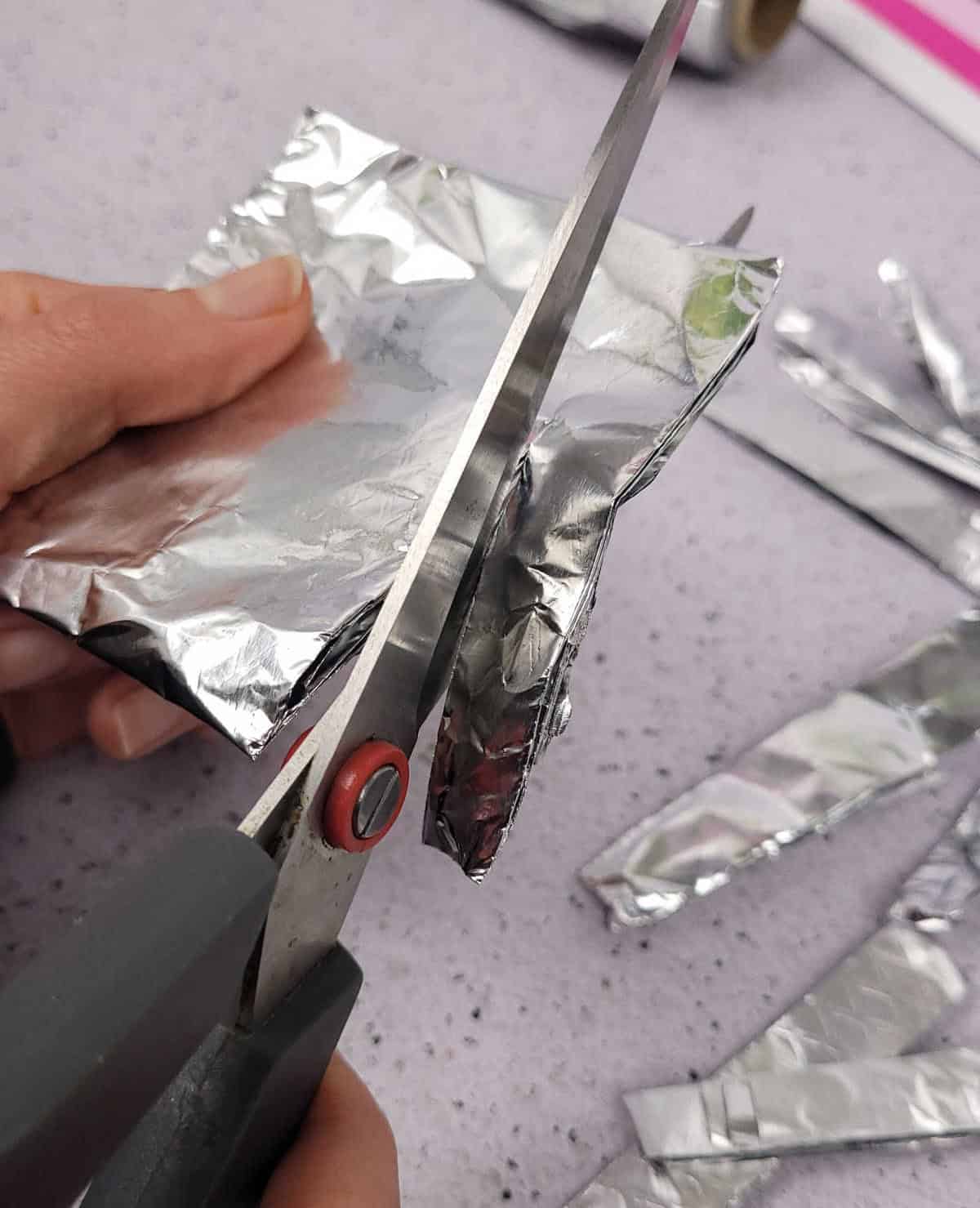 Sharpen Scissors with Aluminum Foil